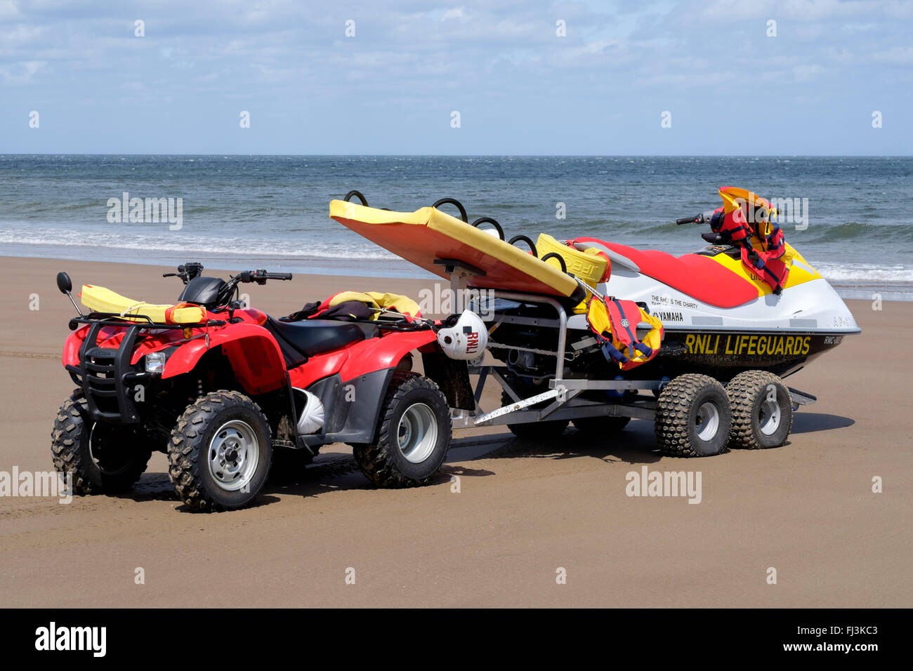 RNLI-Quad-Bike und Jet-Ski am Weststrand, Whitby, North Yorkshire, England Stockfoto