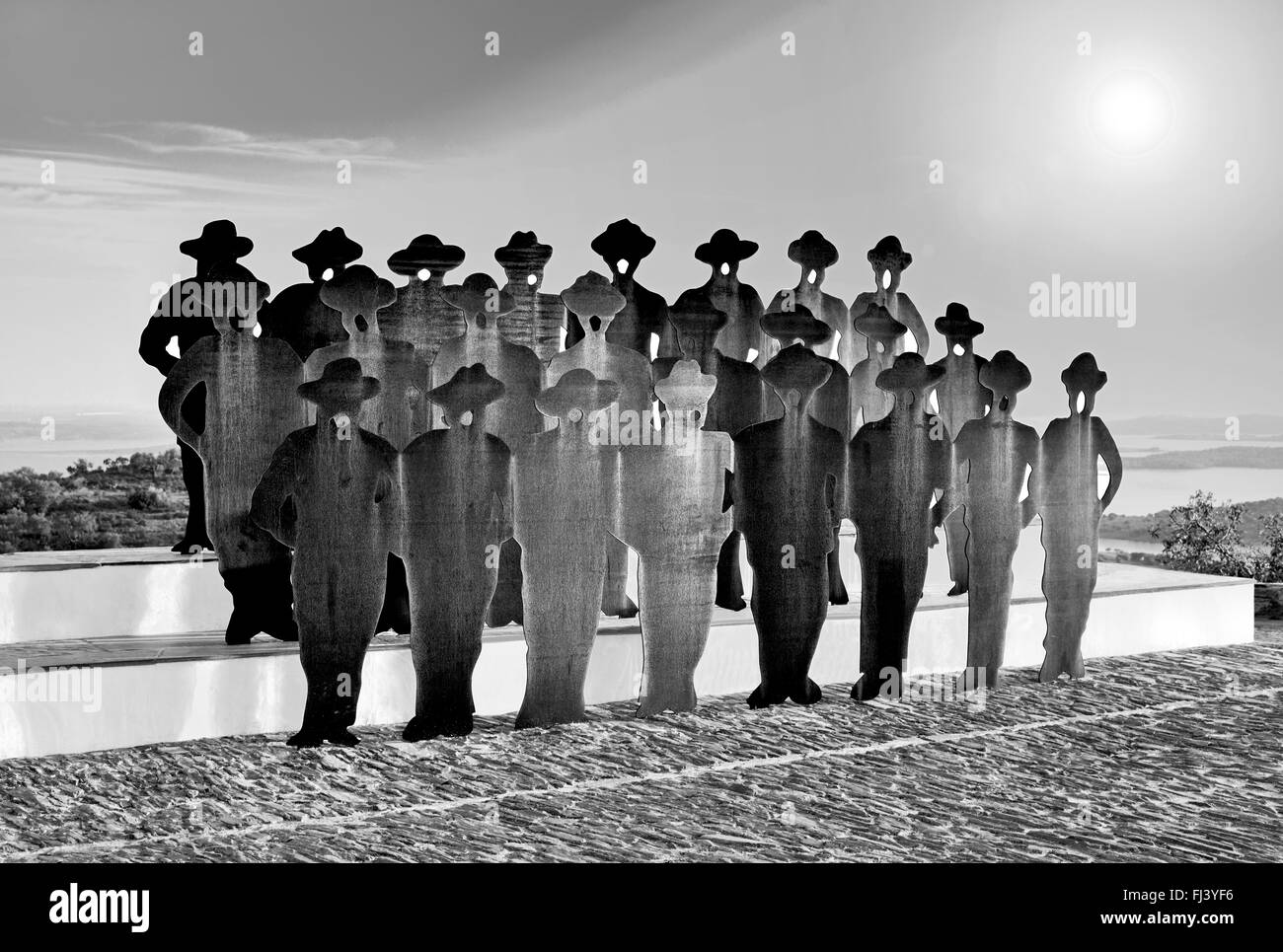 Portugal, Alentejo: Denkmal für die typische Alentejo Männer Chor "Cante Alentejano" in Monsaraz (bw) Stockfoto