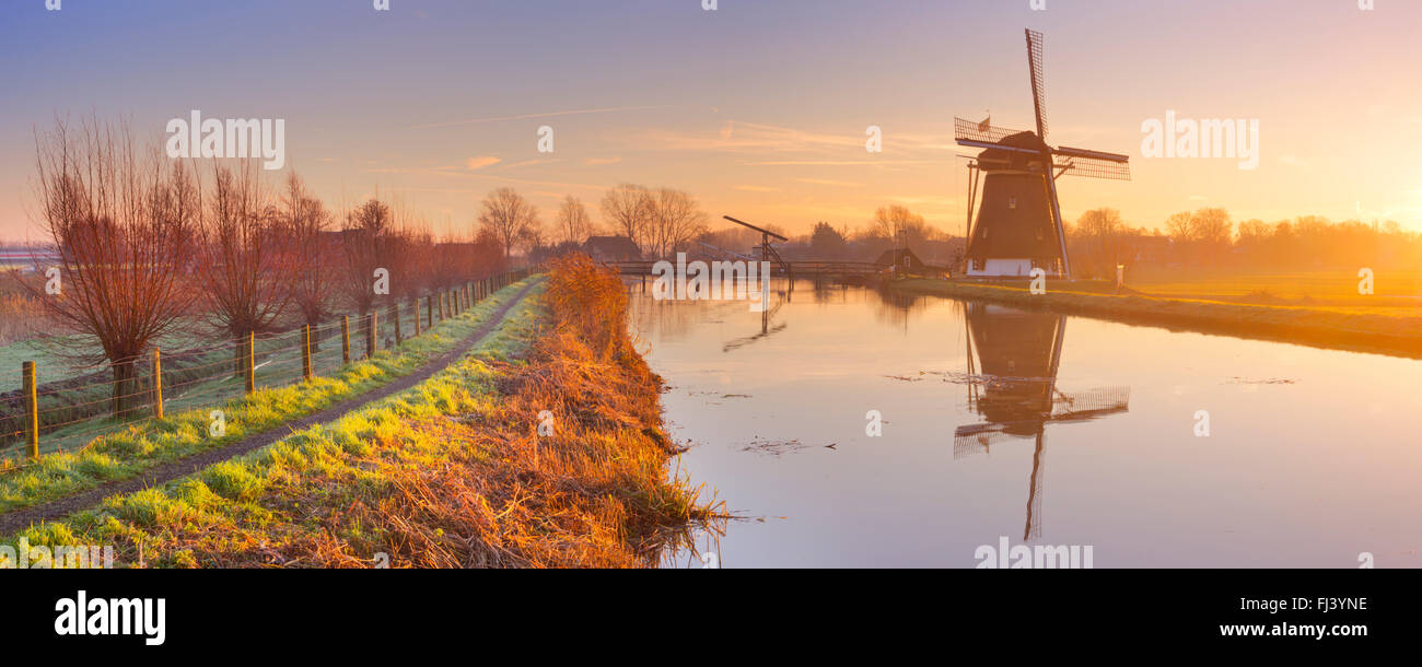 Eine traditionelle holländische Windmühle in der Nähe von Abcoude in den Niederlanden. Bei Sonnenaufgang fotografiert. Stockfoto