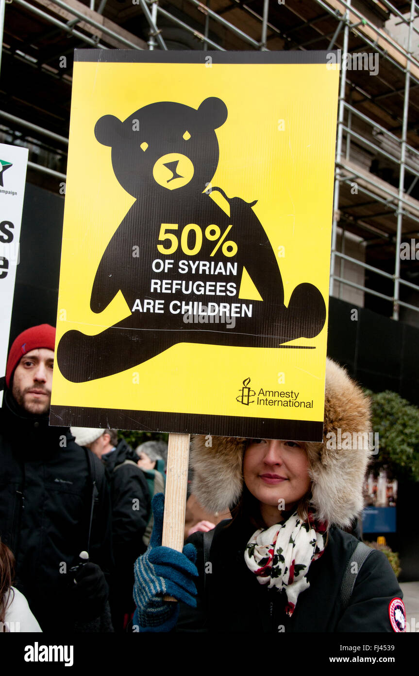 Trident-Demonstration organisiert von CND zu stoppen.  Eine junge Frau hält ein Plakat sagen 50 % der syrischen Flüchtlinge sind Kinder " Stockfoto