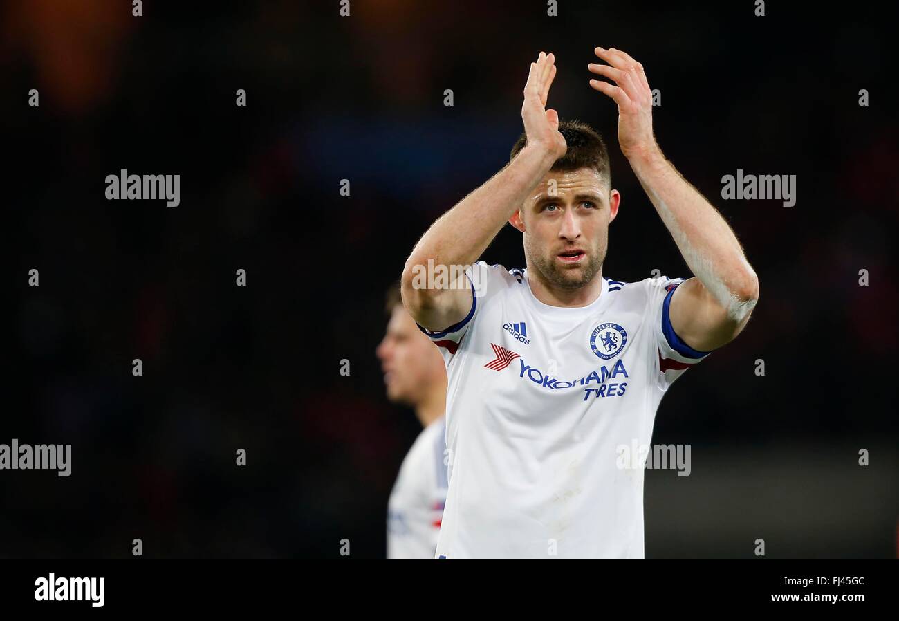 Chelseas Eden Hazard begrüßt die Fans nach der UEFA Champions League Runde 16 Begegnung zwischen Paris Saint-Germain und Chelsea das Stadion Parc des Princes in Paris. 16. Februar 2016. James Boardman / Tele Bilder + 44 7967 642437 Stockfoto