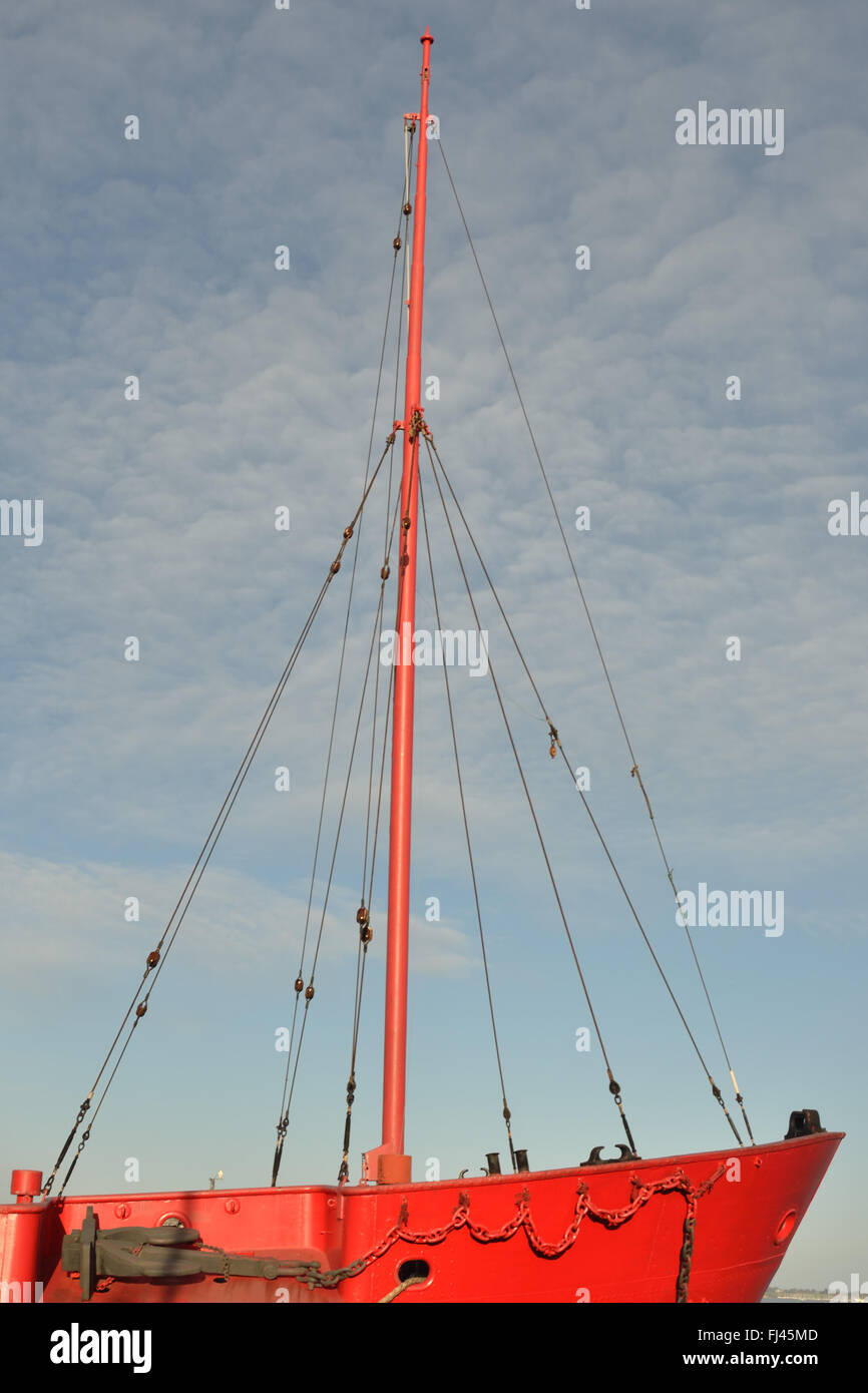 Bogen und Mast von Red lightsip Stockfoto
