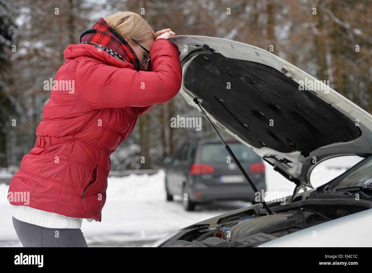 Eine junge Frau in einem Auto, Deutschland, Stadt Sonnenberg, 18. Februar 2016. Foto: Frank Mai Stockfoto