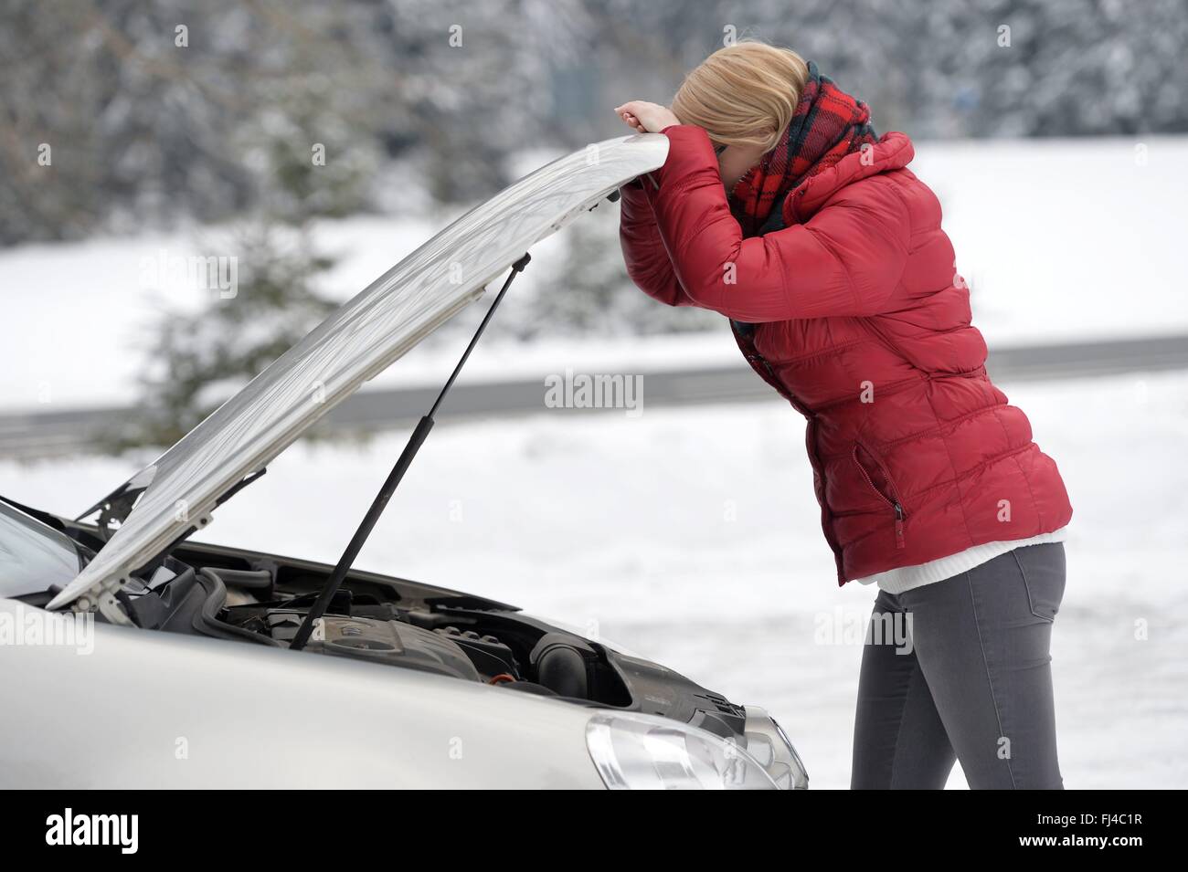 Eine junge Frau in einem Auto, Deutschland, Stadt Sonnenberg, 18. Februar 2016. Foto: Frank Mai Stockfoto