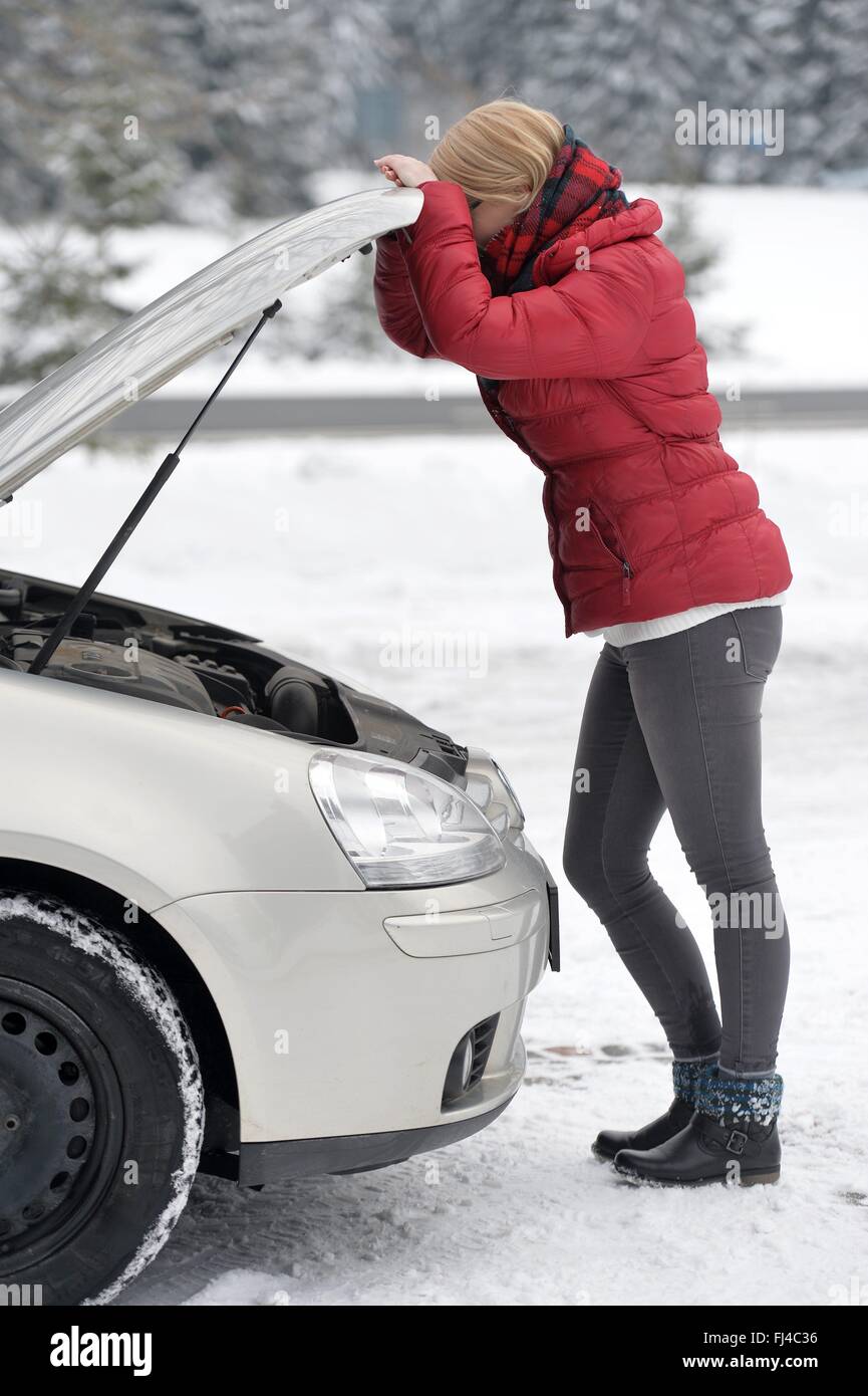 Eine junge Frau in einem Auto, Deutschland, Stadt Sonnenberg, 18. Februar 2016. Foto: Frank Mai Stockfoto