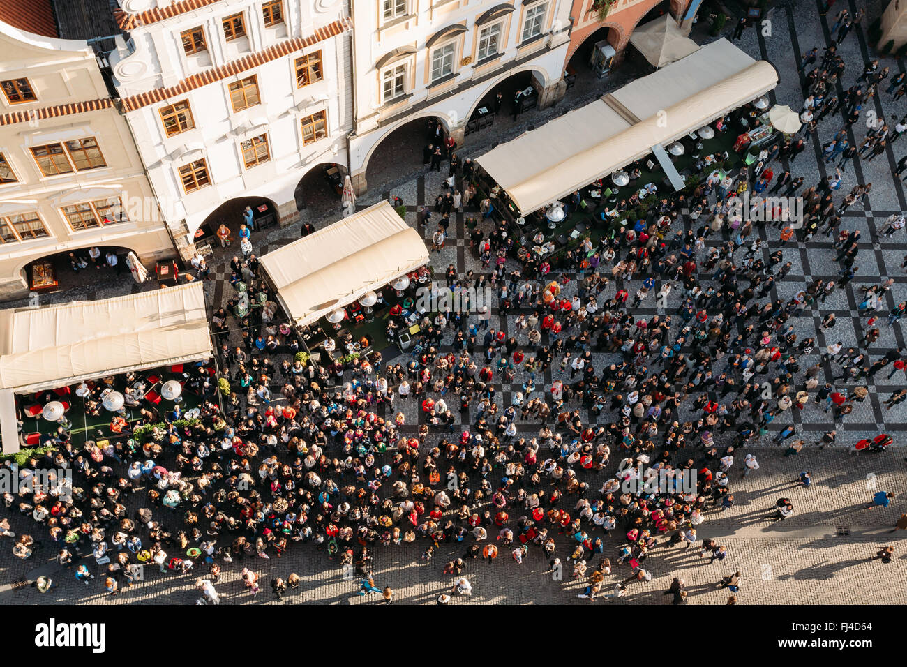 Draufsicht der großen Gruppe von Touristen in Prag alte Stadt Quadrat nach oben zum Turm des alten Rathauses. Tschechische Republik. Stockfoto