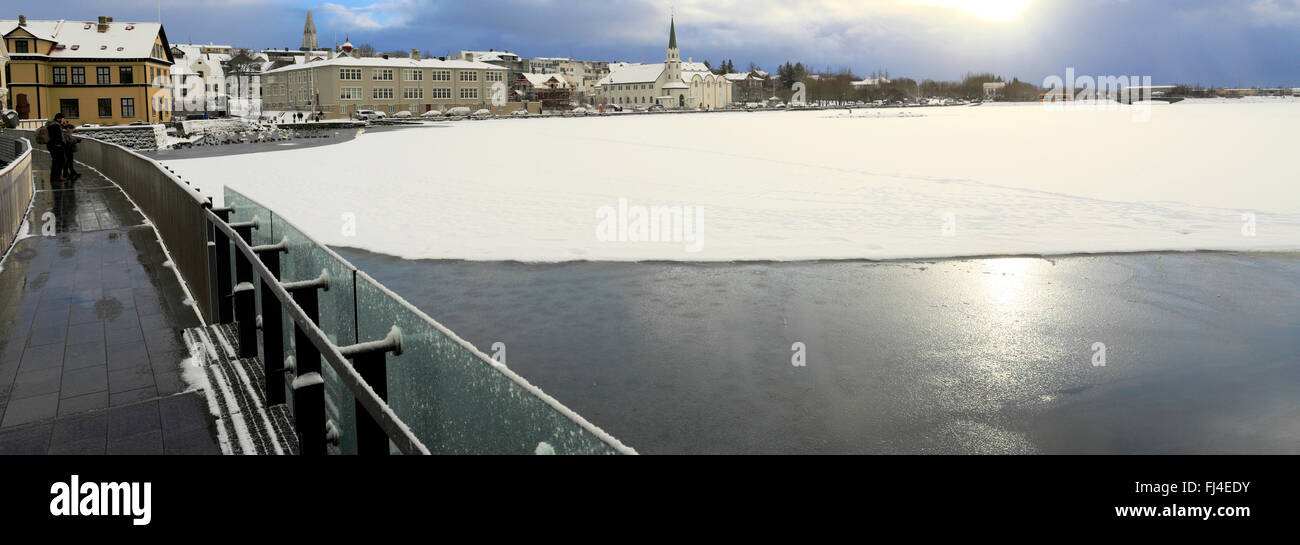 Die gefrorenen Tjörnin See, Rathaus von Reykjavik. Reykjavik, Island. Stockfoto