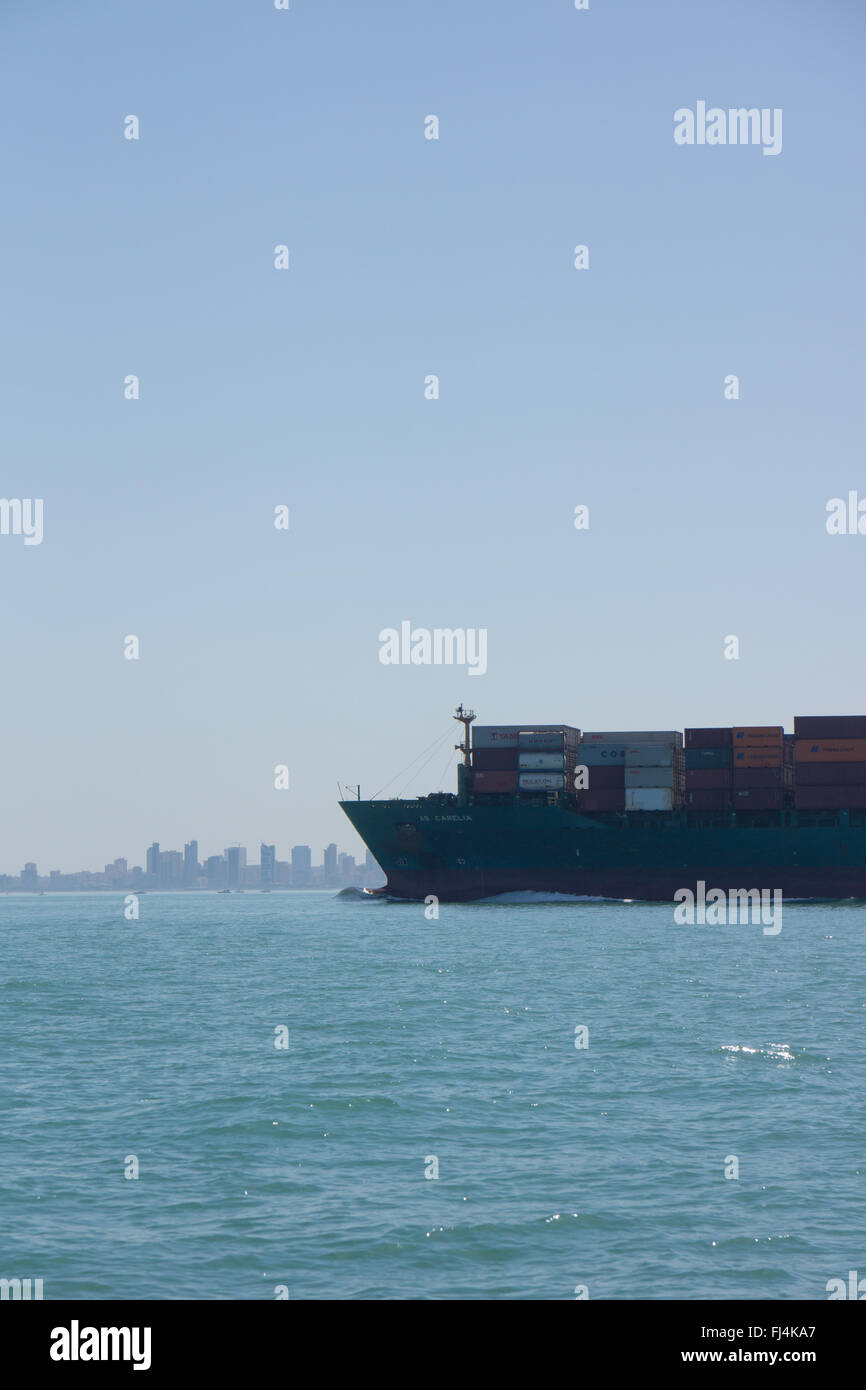 Vorderseite der Frachter vor der Stadt. Stockfoto