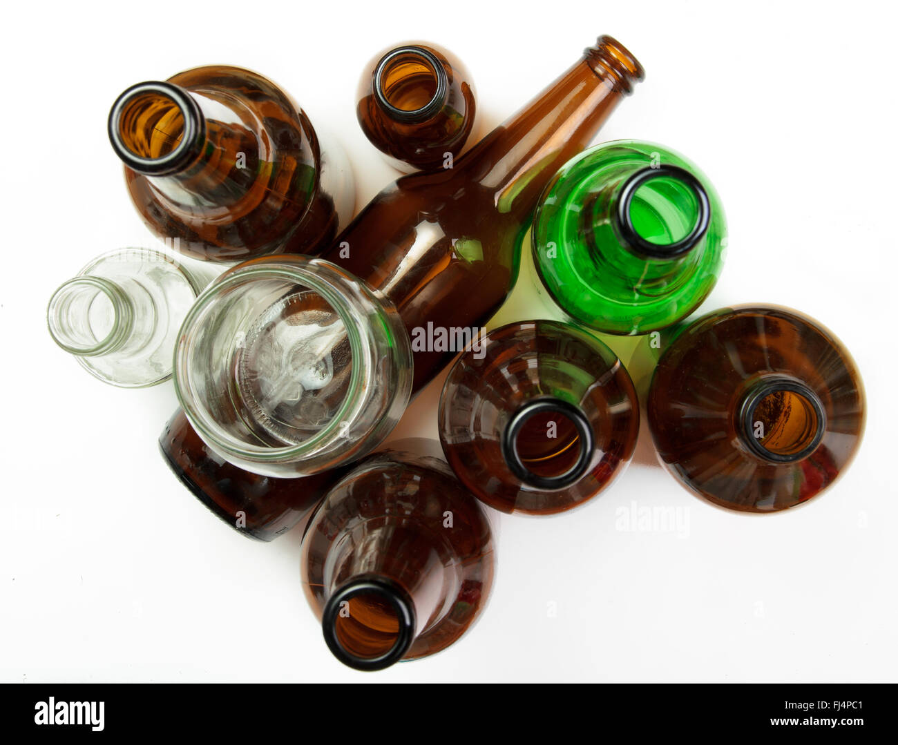 Buntes Glasflaschen und Gläser auf weißem Hintergrund Stockfoto