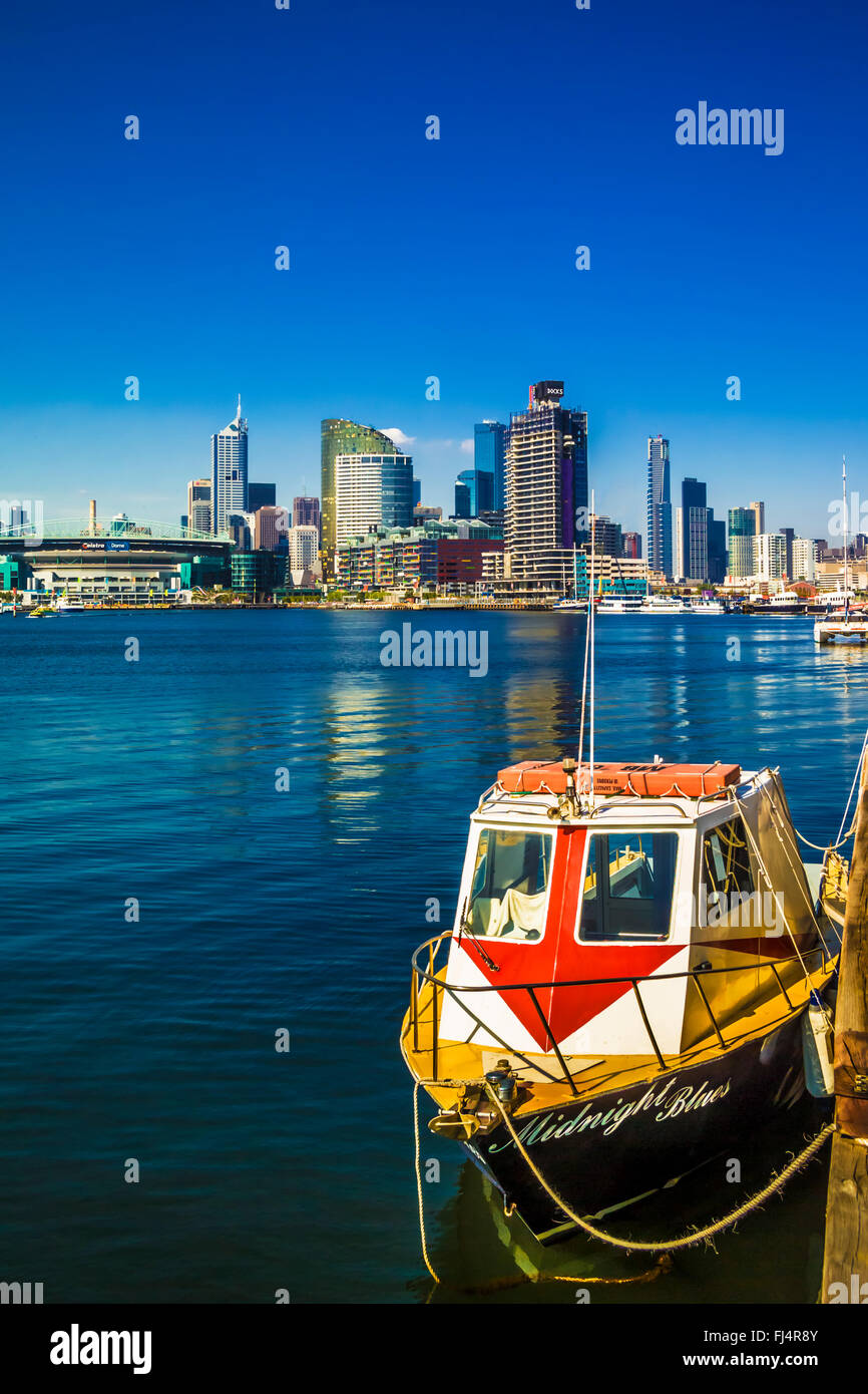 Yacht vor Anker in der Marina in den Docklands, Melbourne Australien Stockfoto