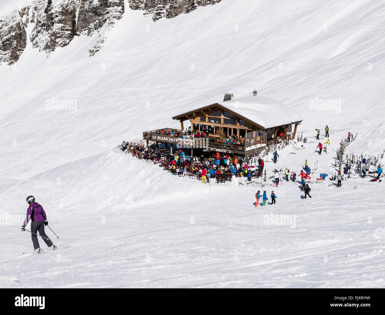Le Blanchot Ski Alpin Restaurant beschäftigt mit Skifahrer auf Schnee Pisten im Le Grand Massif Skigebiet der französischen Alpen. Flaine, Frankreich Stockfoto