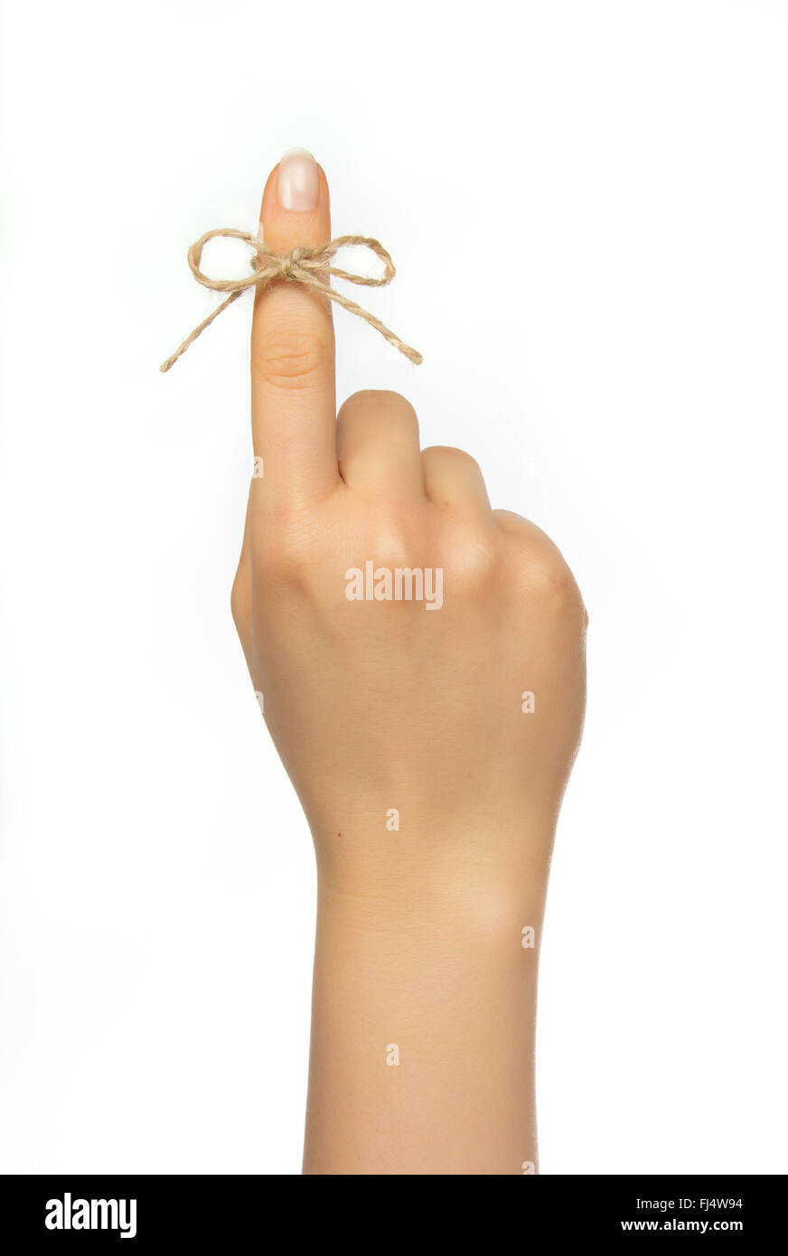 Zarte Frauenhand mit Erinnerung Schnur um Zeigefinger Stockfoto