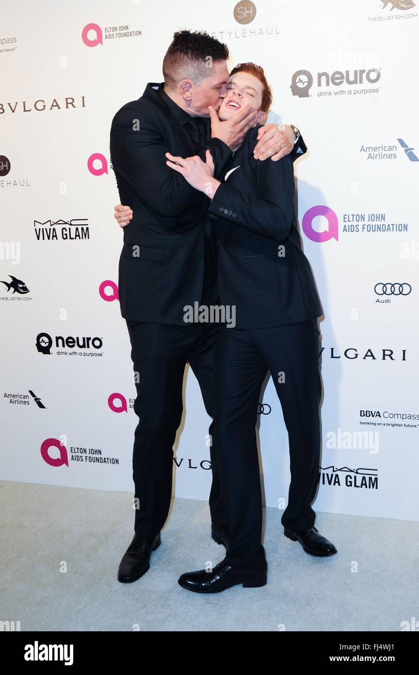 Los Angeles, CA, USA. 28. Februar 2016. Steve Howey, Cameron Monaghan im Ankunftsbereich für 2016 Elton John AIDS Foundation Academy Awards Viewing Party - Teil 3, West Hollywood Park, Los Angeles, CA 28. Februar 2016. Bildnachweis: Sara Cozolino/Everett Collection/Alamy Live-Nachrichten Stockfoto