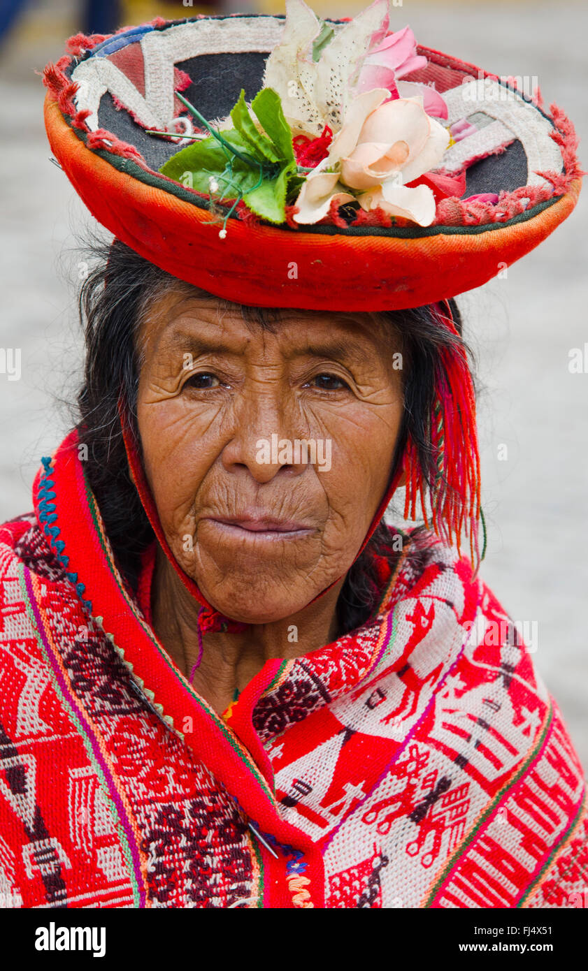 alten weiblichen Peruaner in traditioneller Kleidung und Kopfbedeckung, Porträt, Peru, Pisaq Stockfoto