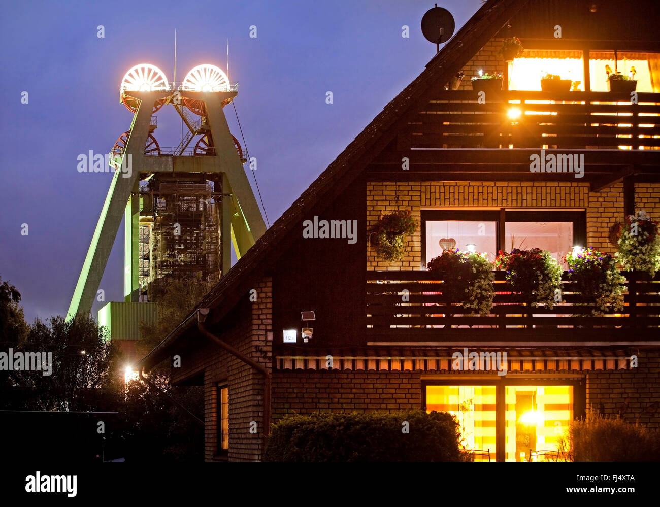 residental Haus und beleuchtete Fördergerüst Kohle mine Haus Aden am Abend, Deutschland, Nordrhein-Westfalen, Ruhrgebiet, Bergkamen Stockfoto