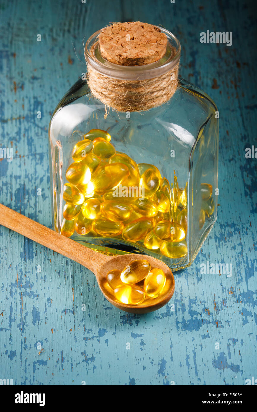 Kabeljau Leber Öl-Kapseln in alte Flasche Stockfoto