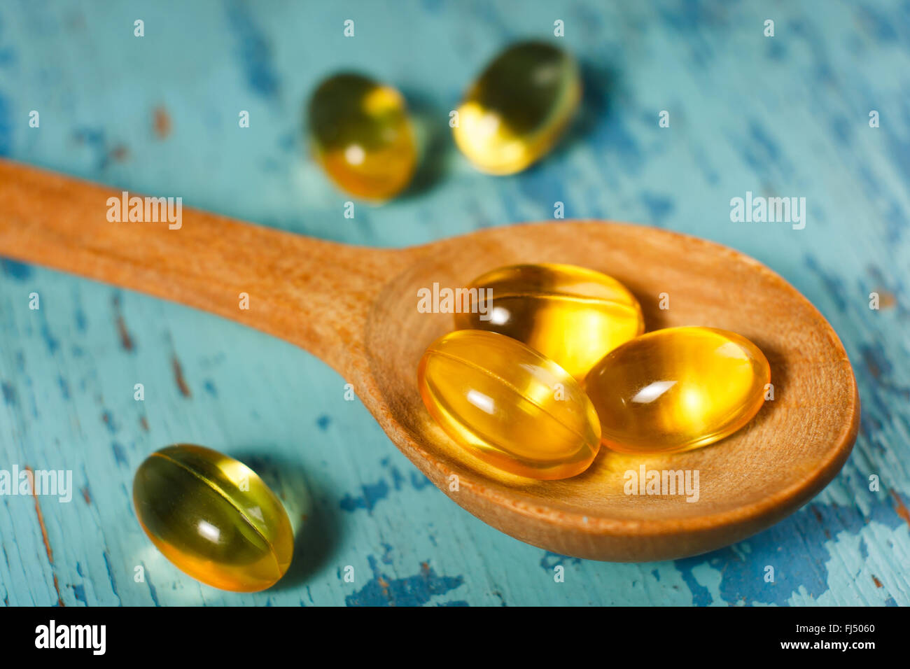 Kabeljau Leber Öl Kapseln auf Holzlöffel Stockfoto