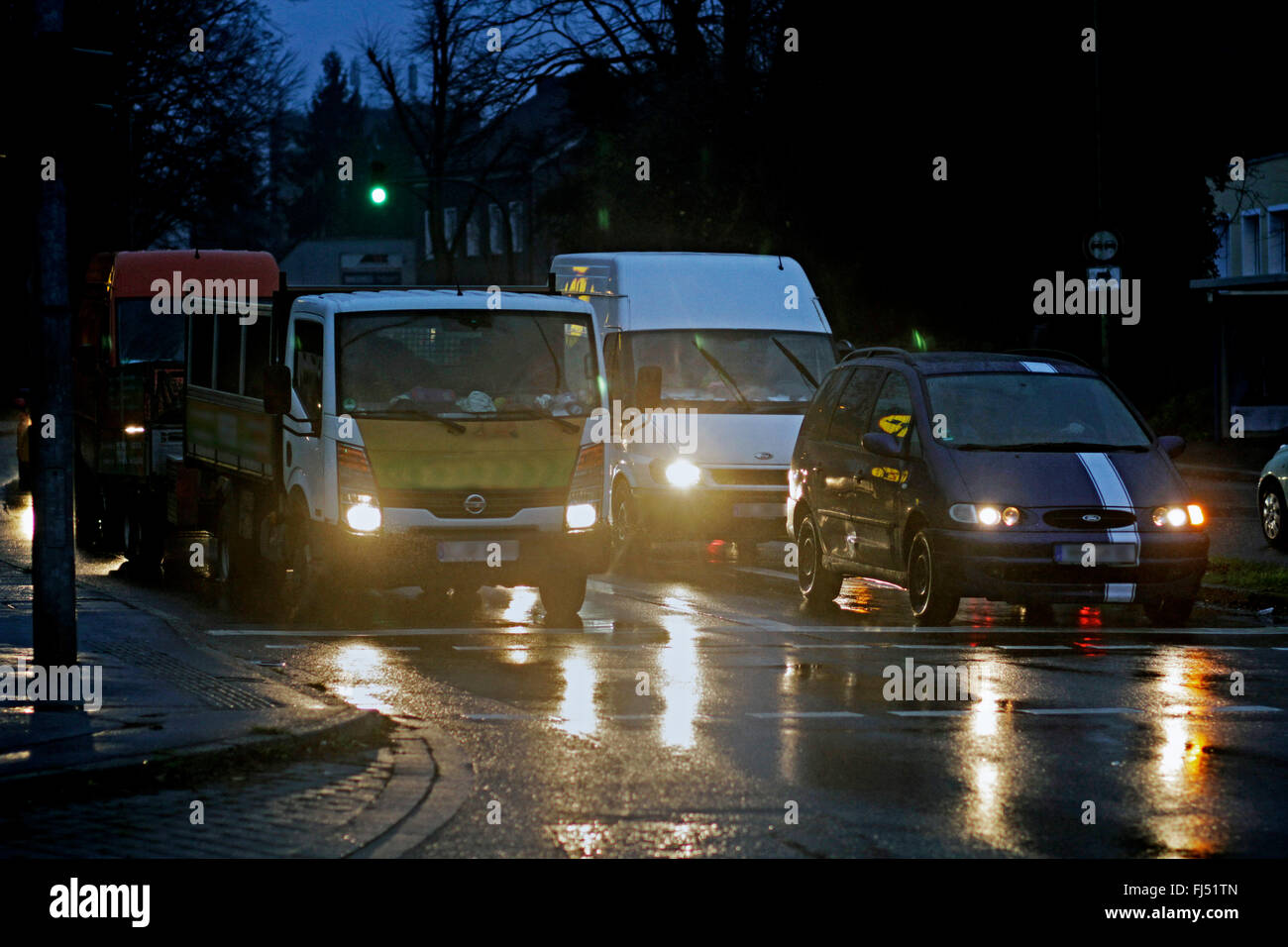 Verkehr in schlechtem Wetter am Abend, Deutschland Stockfoto