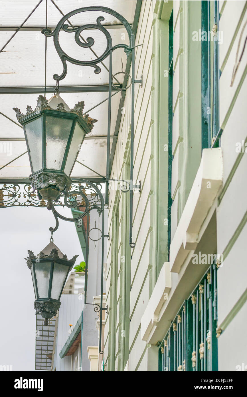 Niedrigen Winkel Blick auf antik eingerichteten Eisen Stadt Lampen am historischen Zentrum Las Penas in Guayaqui, Ecuador Stockfoto