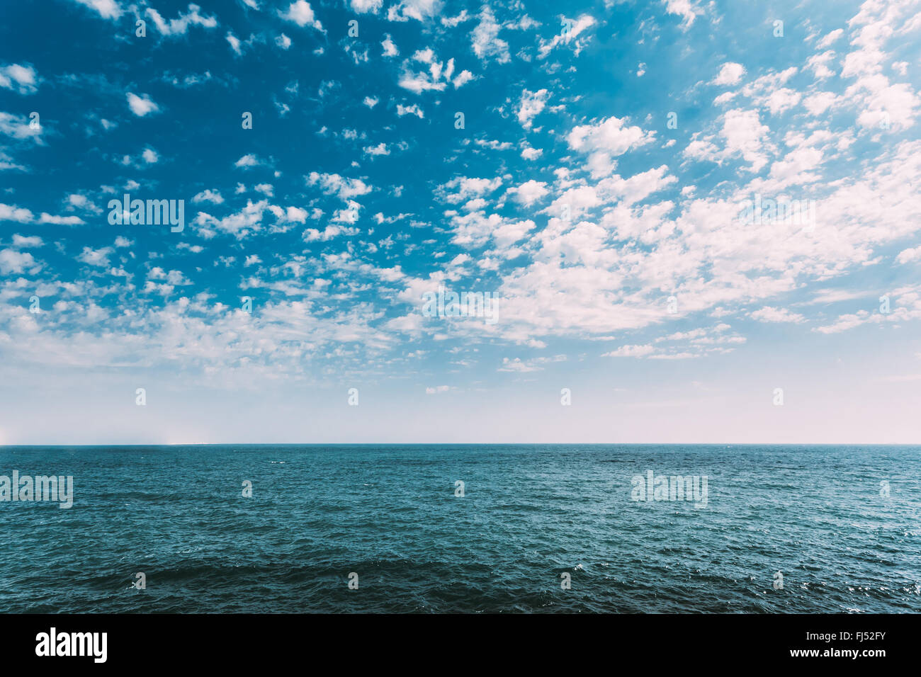 Meer Ozean und blauer Himmelshintergrund mit Wolkengebilde. Seascape Hintergrund. Urlaub, Ferien und Reisen Konzept. Stockfoto