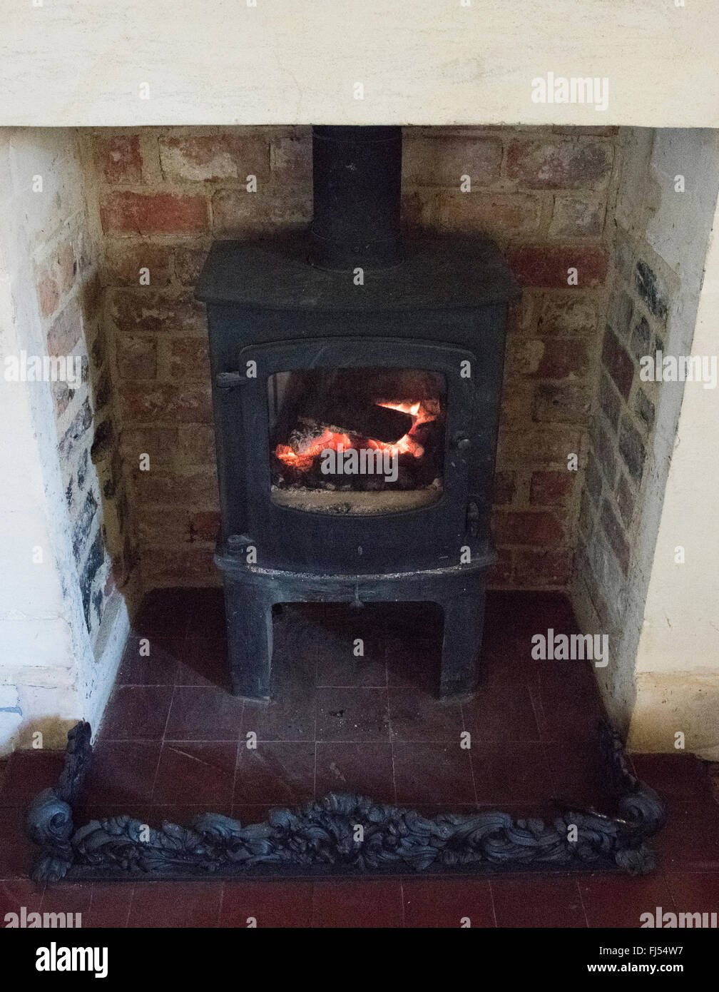 Kamin schwarz Ziegel alt verbrannten Rauch kostenlose Wärme enge Kohle Holz-Feuer Flamme glühen Log Licht Funken Energie alten in- Stockfoto