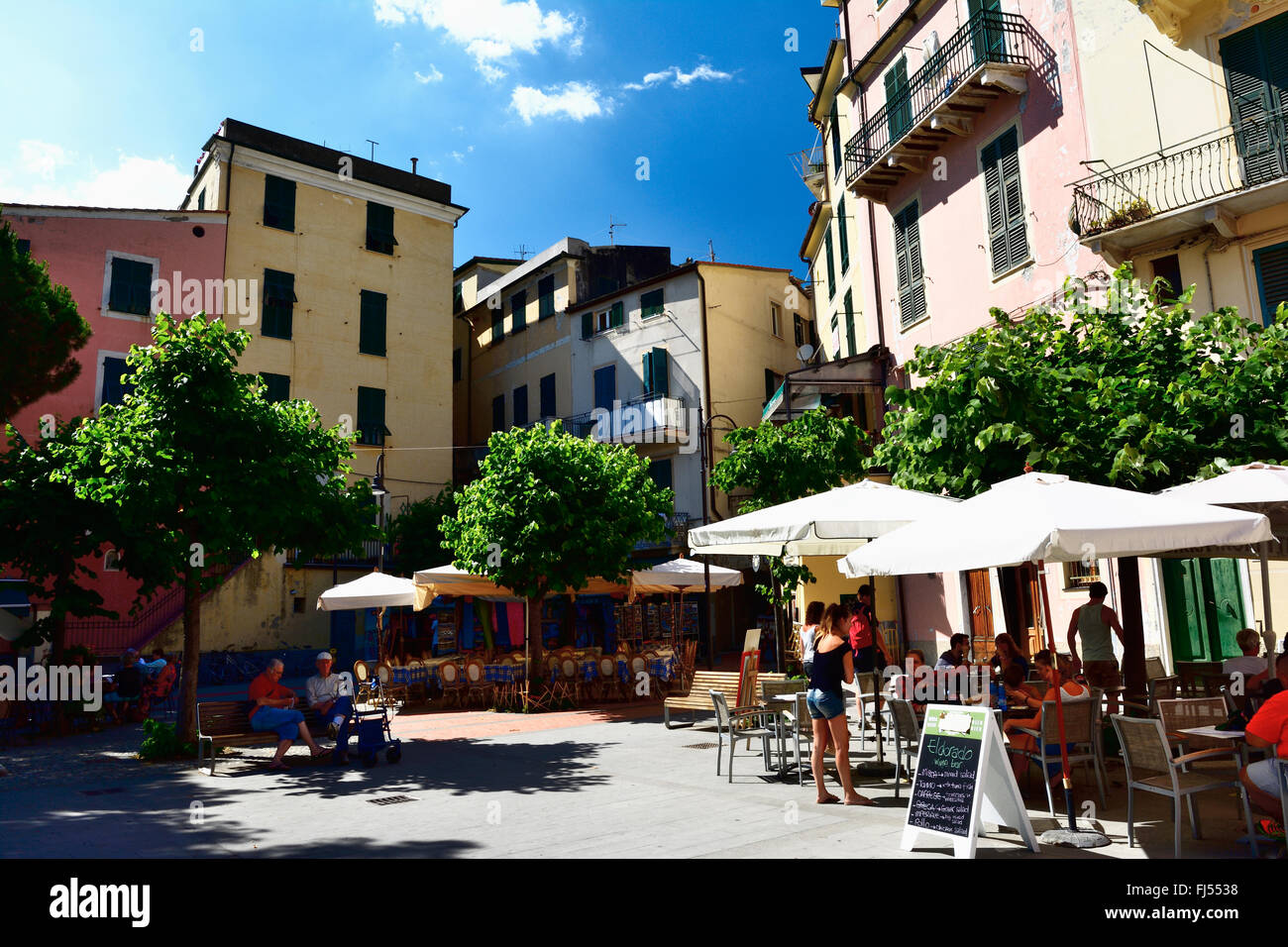 Typische Straße in Monterosso al Mare Village in berühmten Cinque Terre. La Spezia, Ligurien, Italien Stockfoto