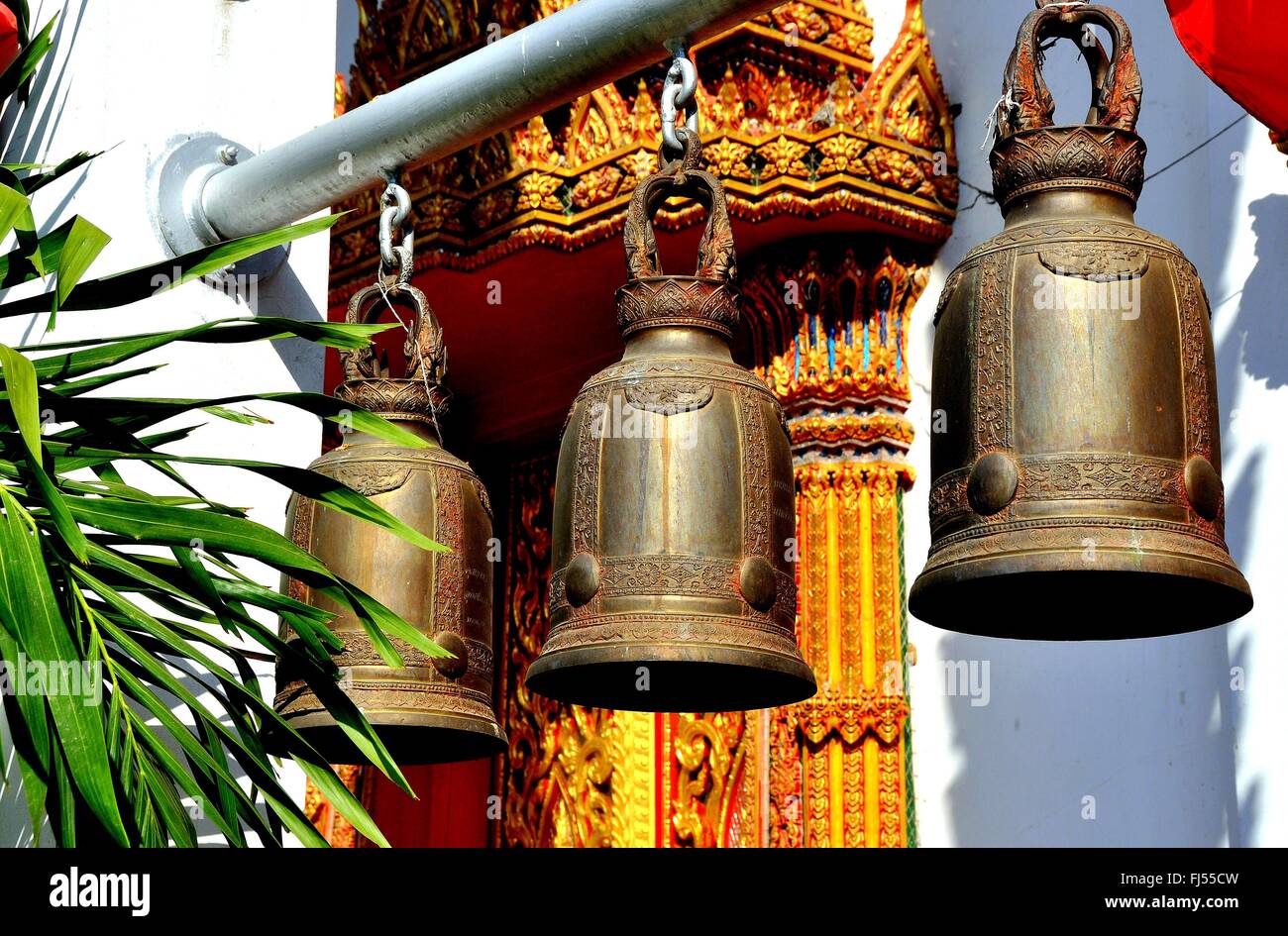 Ayutthaya, Thailand: Drei ornamentale Bronzeglocken hängen von einem Metallstab in der Ubosot Heiligtum Hall am Wat Prayathikaran Stockfoto