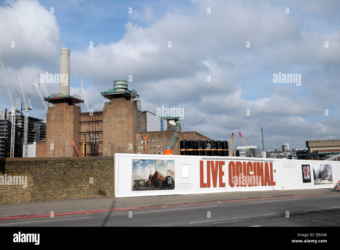Werbung Horten an Wand in der Nähe von Battersea Power Station unter Bau Renovierung Sanierung Februar 2016 Battersea, London UK KATHY DEWITT Stockfoto