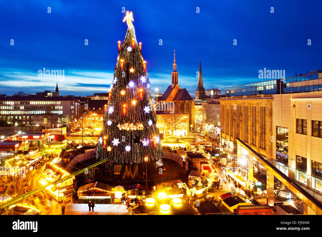 Weihnachtsmarkt mit gigantischen Weihnachtsbaum auf dem Hansaplatz, Deutschland, Nordrhein-Westfalen, Ruhrgebiet, Dortmund Stockfoto
