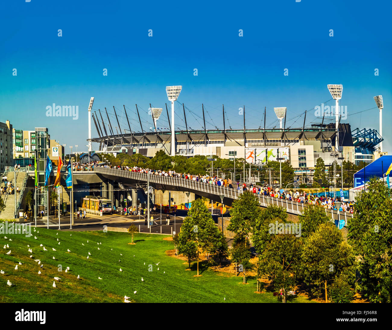 Massen bewegen ihren Weg bis zum Eingang der MCG (Melbourne Cricket Ground), Melbourne Australien Stockfoto