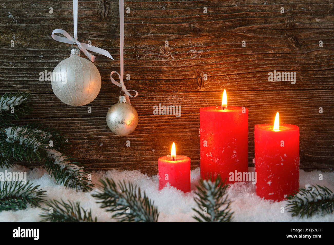 Weihnachts-Dekoration an einer hölzernen Tür, Schweiz Stockfoto