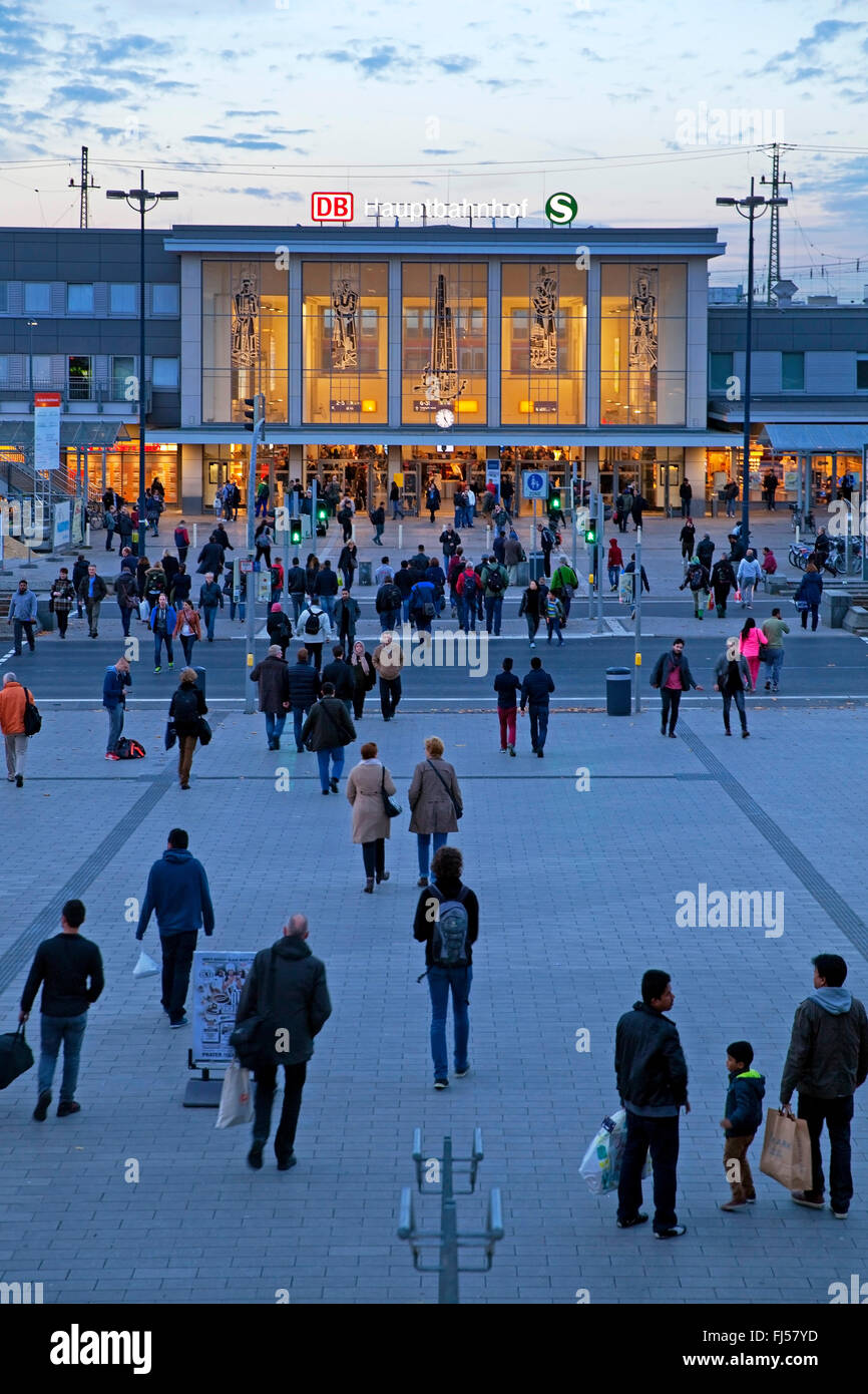 Fußgänger vor dem Hauptbahnhof Dortmund, Ruhrgebiet, Nordrhein-Westfalen, Deutschland Stockfoto