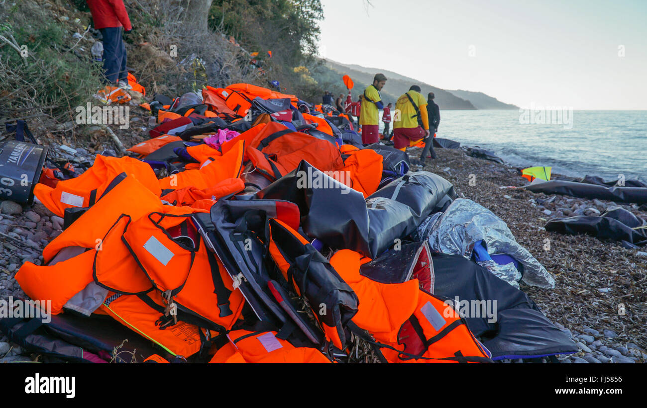 Lesbos, Griechenland - 13. Oktober 2015: Verlassen von Flüchtlingen Habseligkeiten und Schwimmwesten. Stockfoto