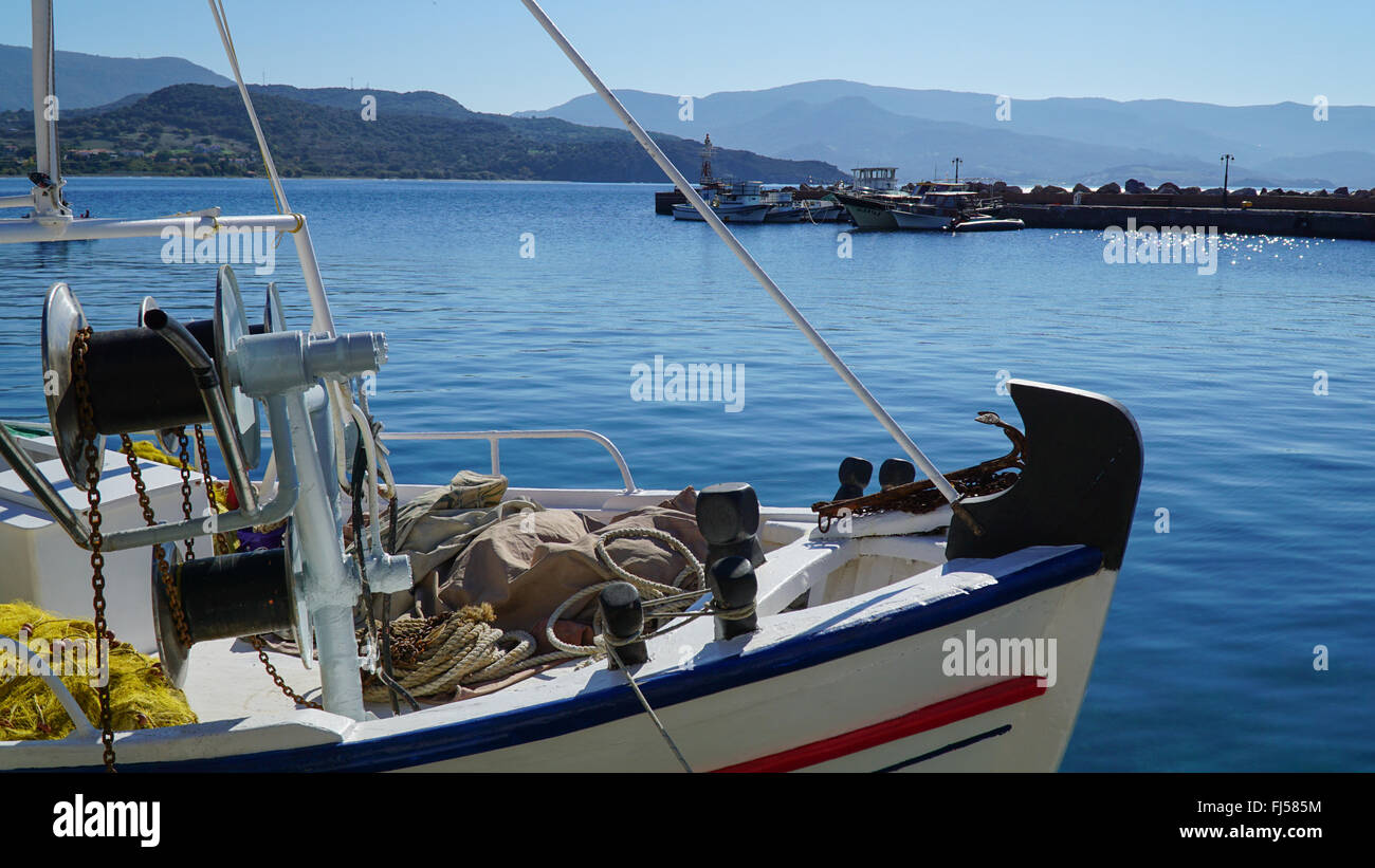 Ansicht von Molyvos, Mithymna. Lesbos, Griechenland. Boote in der Bucht. Stockfoto