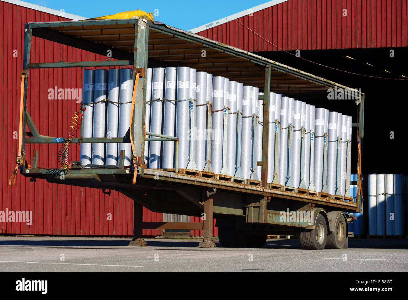 Ronneby, Schweden - 26. Februar 2016: Tarkett Vinyl Bodenbelag Rollen auf eine offene Anhänger warten zu transportierenden geladen. Speicher b Stockfoto