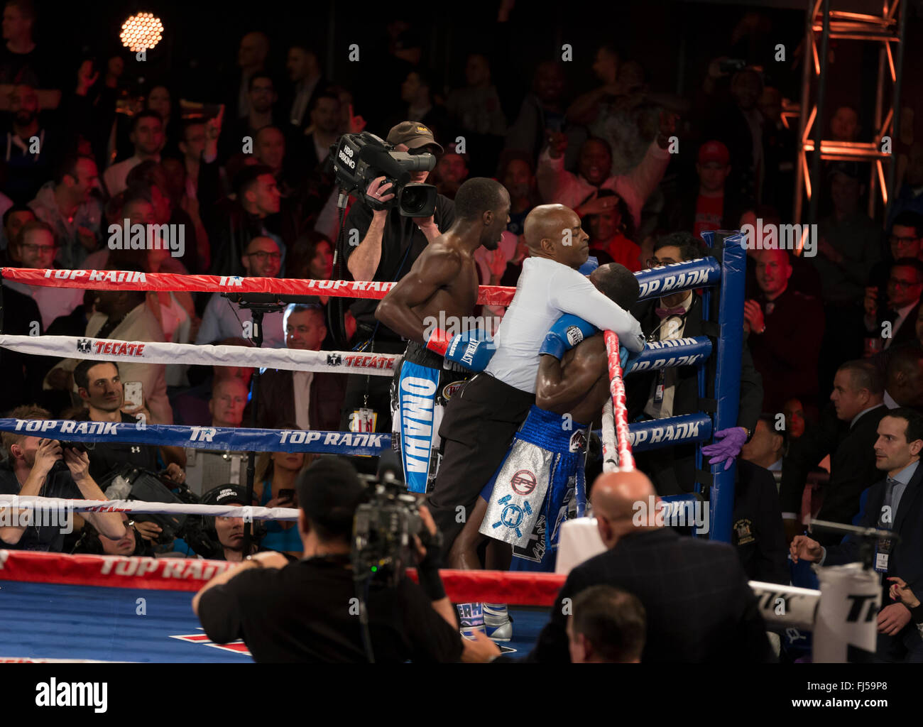 New York, NY USA - 27. Februar 2016: Terence Crawford kämpft Henry Lundy für WBO-Weltmeisterschaft im Feld Super Lightweight Kategorie im Madison Square Garden Stockfoto