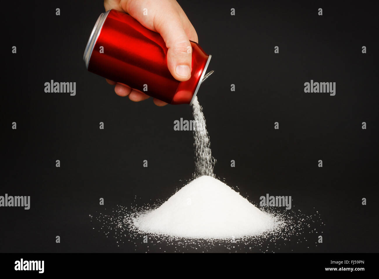 Ungesunde Lebensmittel Konzept - Zucker in Limonaden. Hohen Anteil an Zucker in Getränken Stockfoto