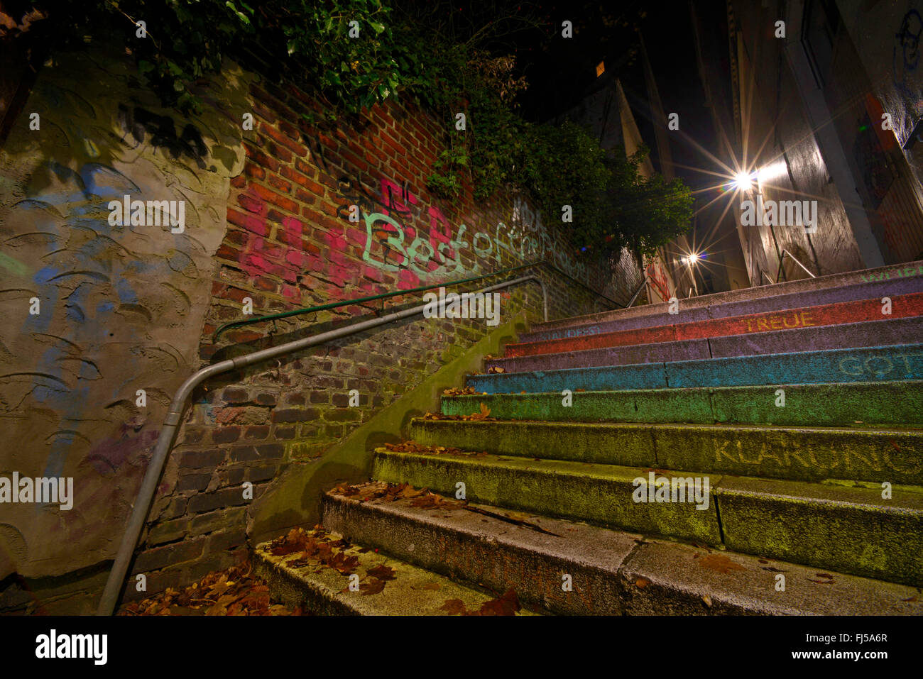 Regenbogen-Treppe in der Nacht, Deutschland, Nordrhein-Westfalen, Wuppertal-Elberfeld Stockfoto