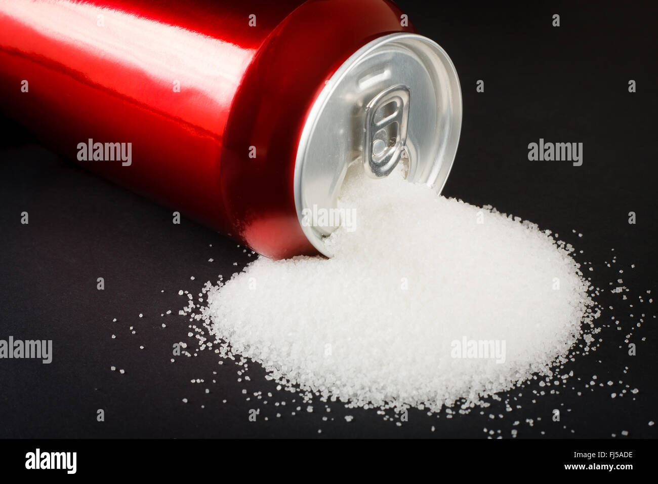 Ungesunde Lebensmittel Konzept - Zucker in Limonaden. Hohen Anteil an Zucker in Getränken Stockfoto