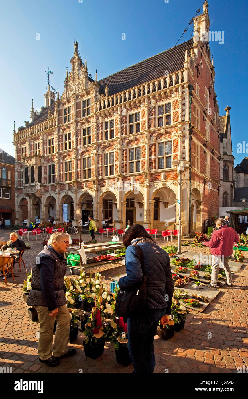 Menschen auf dem Marktplatz vor dem historischen Rathaus von Bocholt, Deutschland, Nordrhein-Westfalen, Münsterland, Bocholt Stockfoto