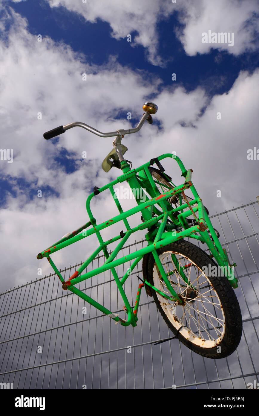 Fahrrad auf Zaun, Kunst arbeiten, Deutschland, Bergisches Land, Wuppertal Stockfoto