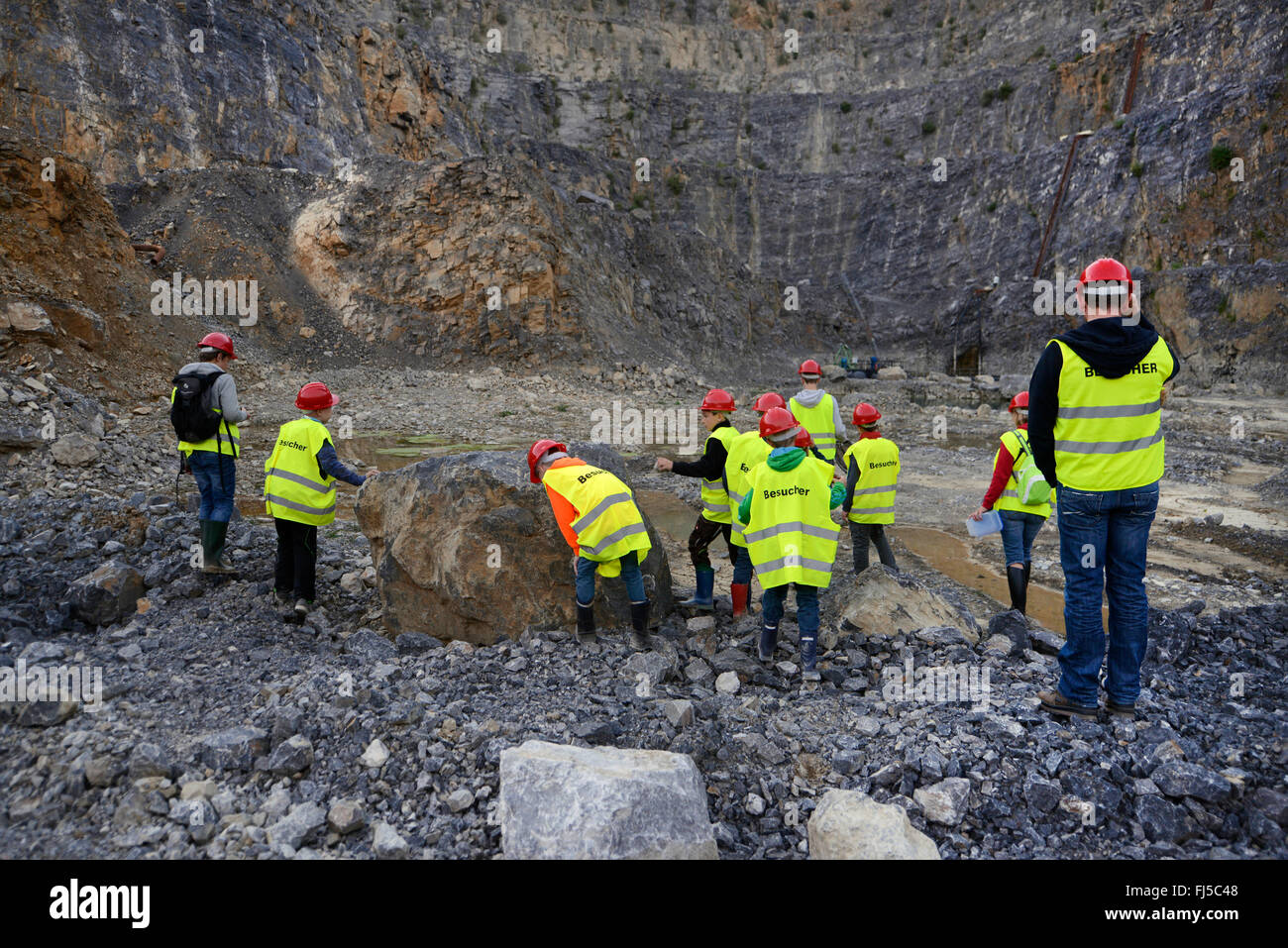 Gruppe von Kindern, die Suche nach Fossilien in einem Steinbruch, Bergisches Land, Steinbruch Osterholz, Dornap, Deutschland, Wuppertal Stockfoto