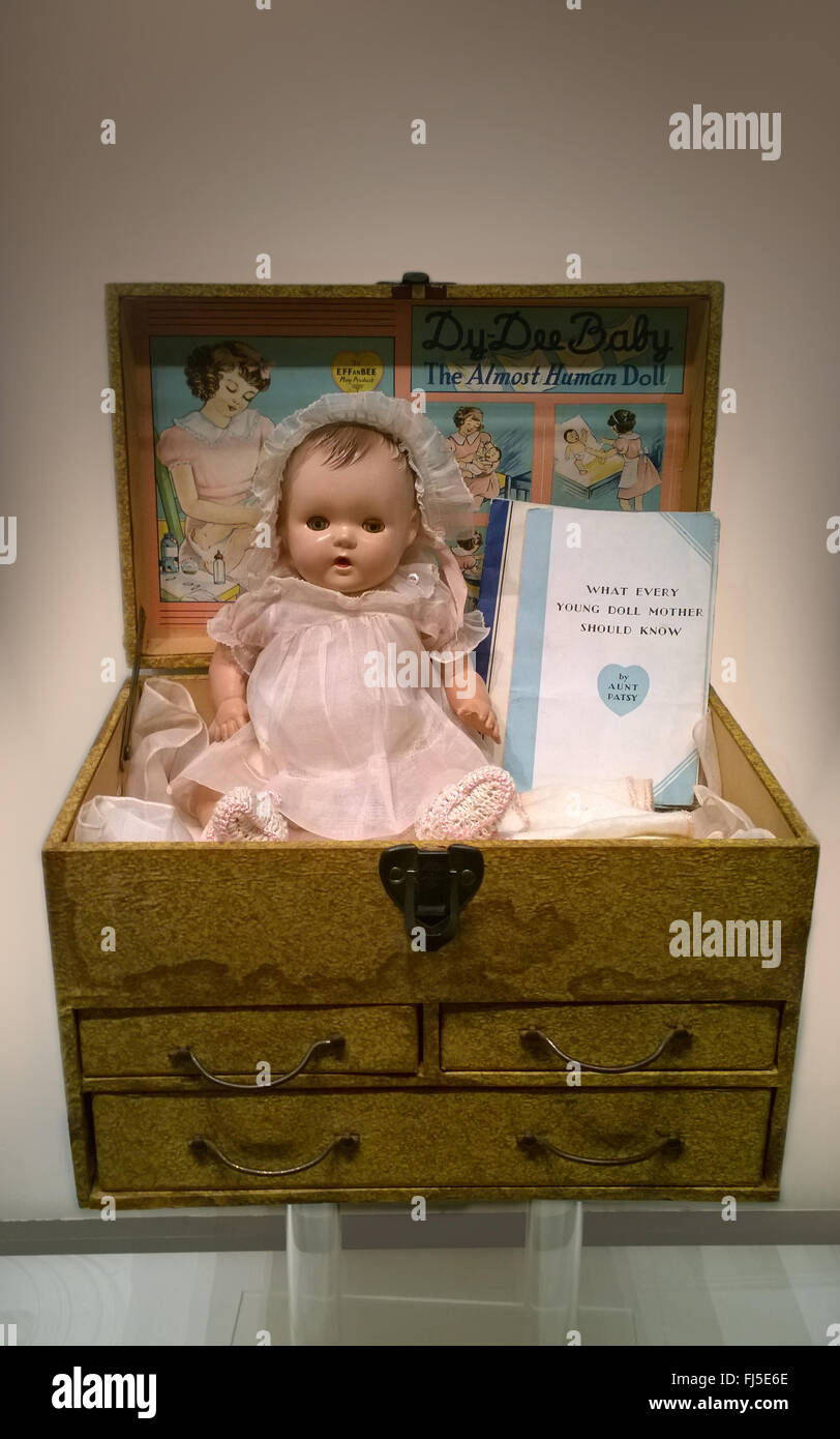 Rochester, New York. Starke Museum spielen. Vintage Dy-Dee-Baby-Puppe auf dem Display Stockfoto