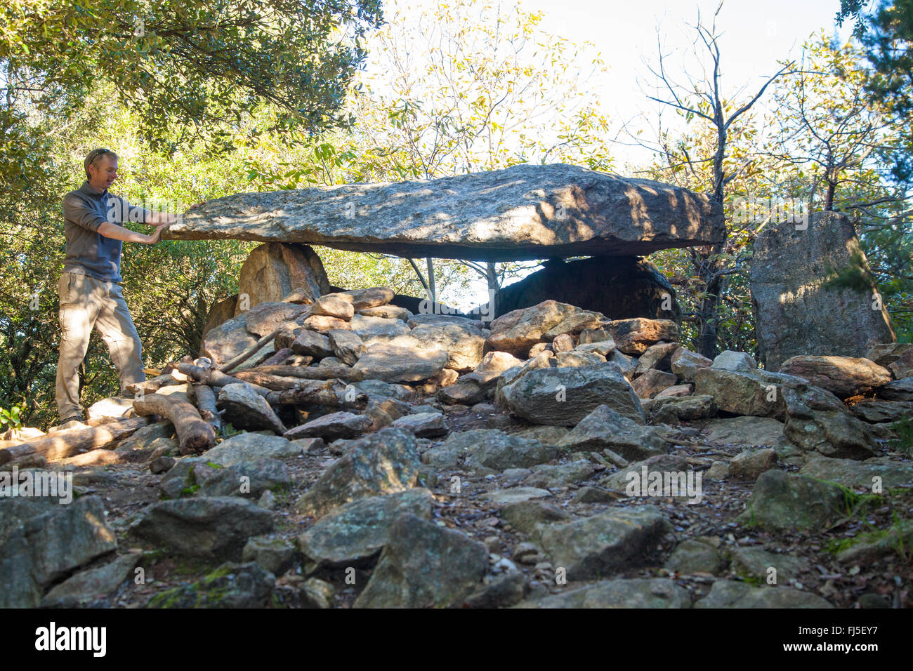 Eine neolithische Grabkammer (Dolmen) in der Nähe des Berges Puig Neulós in Südfrankreich. Stockfoto