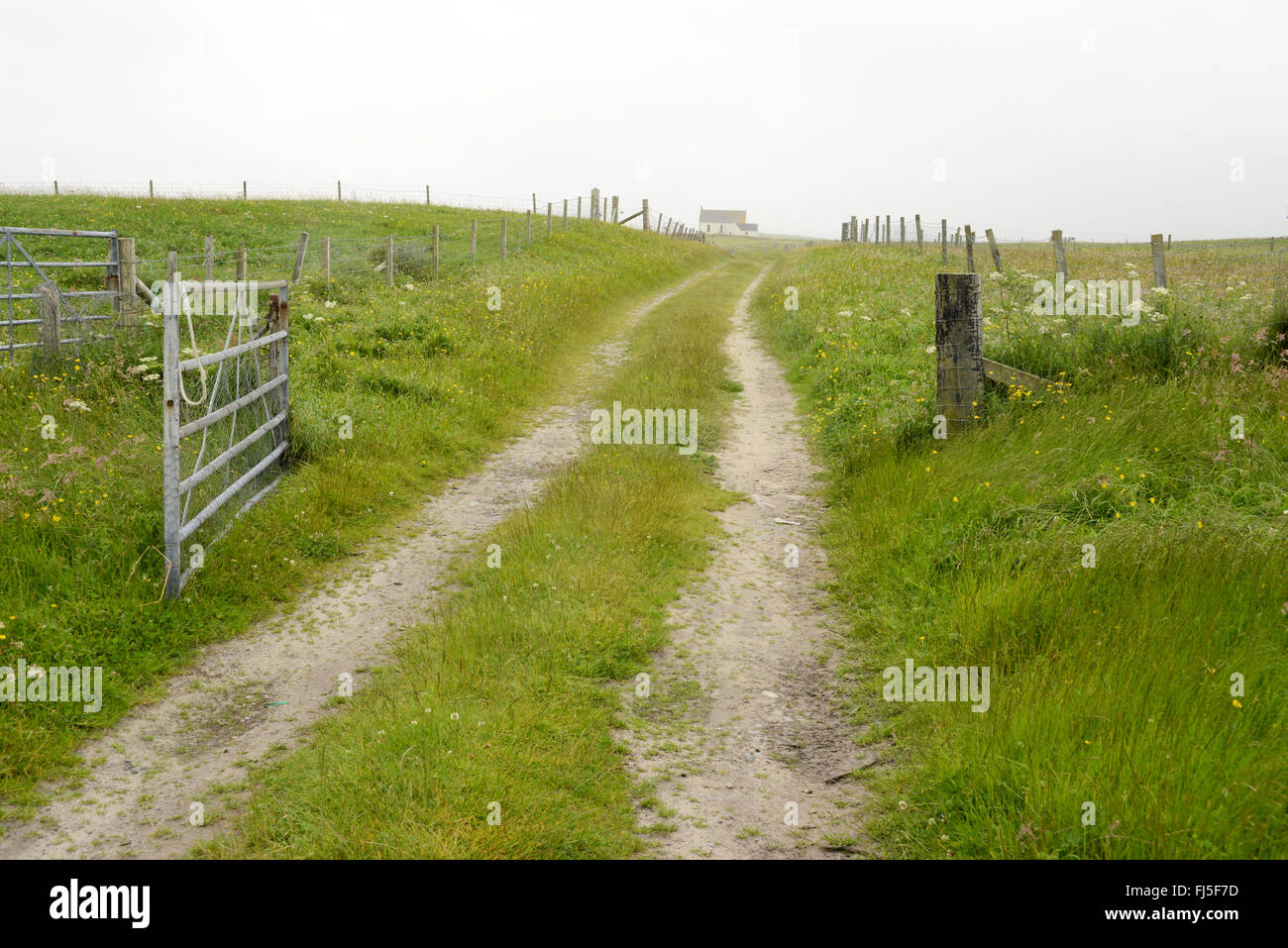 Feldweg an einem grauen Tag in Askernish, South Uist, Äußere Hebriden, Schottland Stockfoto