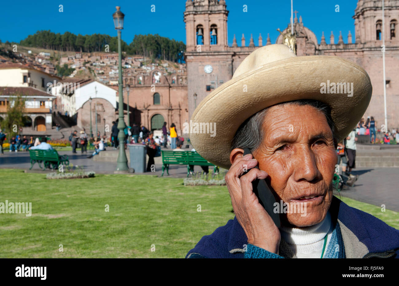 alten weiblichen Peruaner mit Hut telefonieren mit einem Handy, Peru, Cuzco Stockfoto
