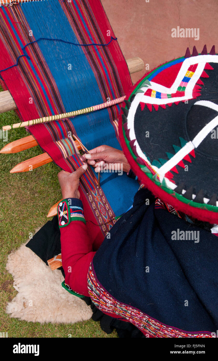 Frau eine traditionelle Wolldecke, Peru, Cuzco weben Stockfoto