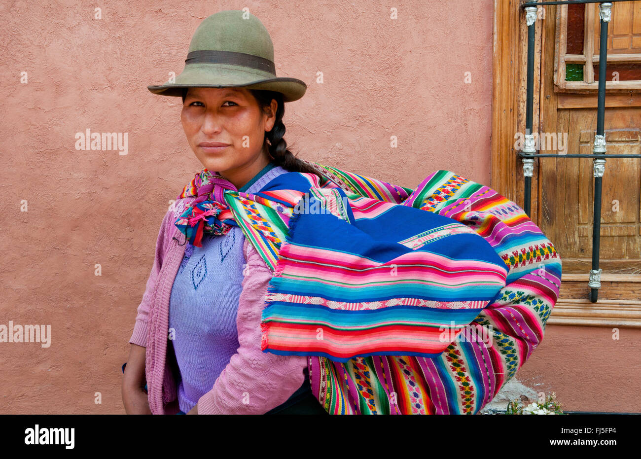 Frau in traditioneller Kleidung Huckepack tragen ihr Baby im Tragetuch, Porträt, Peru, Pisaq Stockfoto