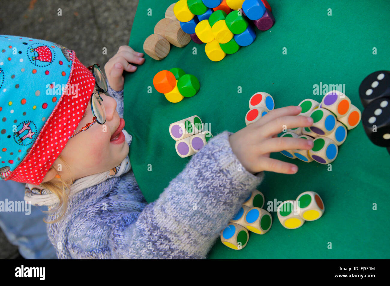 kleine Mädchen spielen mit farbigen Würfeln, Porträt eines Kindes in den kindergarten Stockfoto