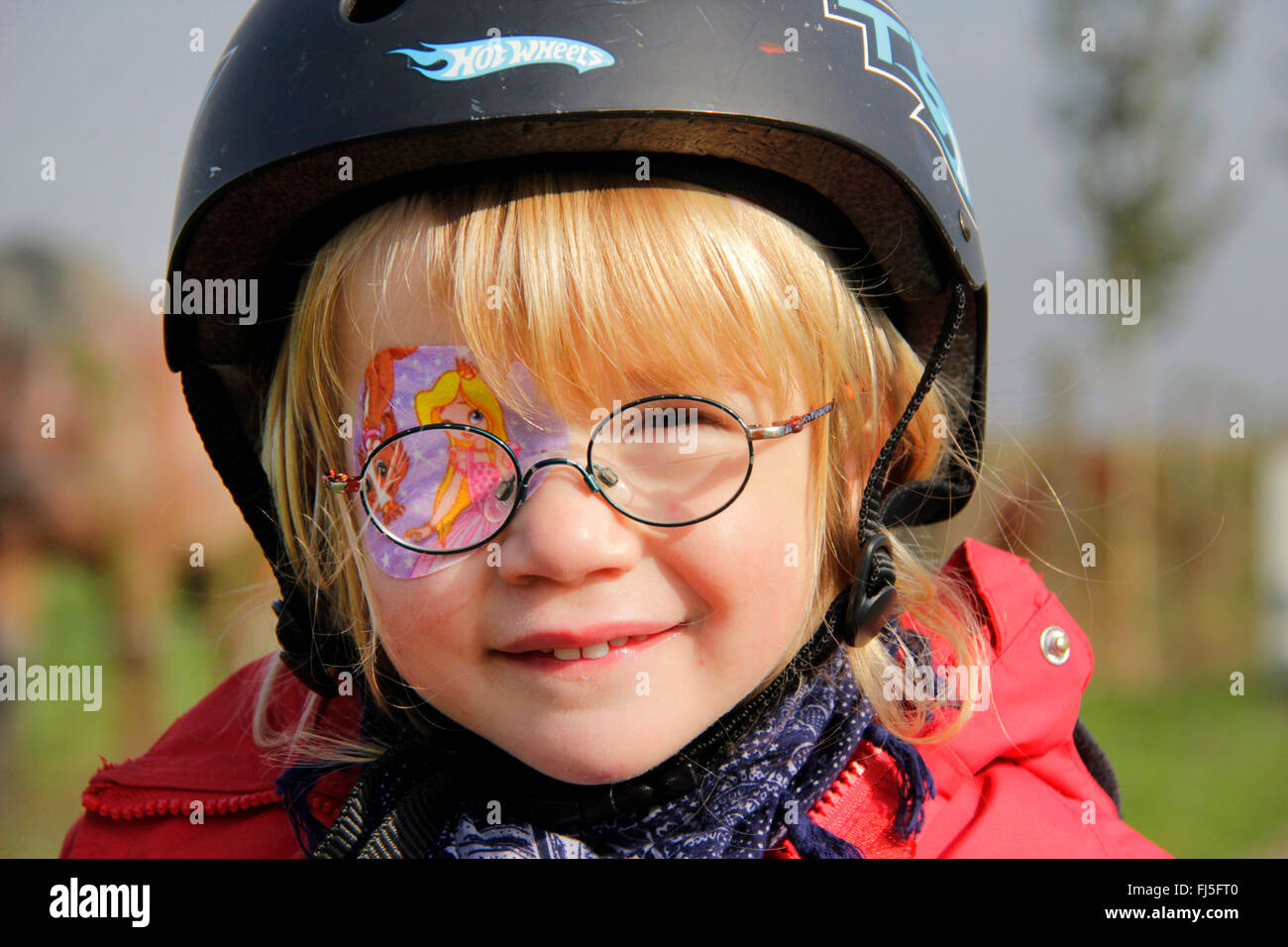 kleines Mädchen mit Augenklappe, Porträt eines Kindes Stockfoto